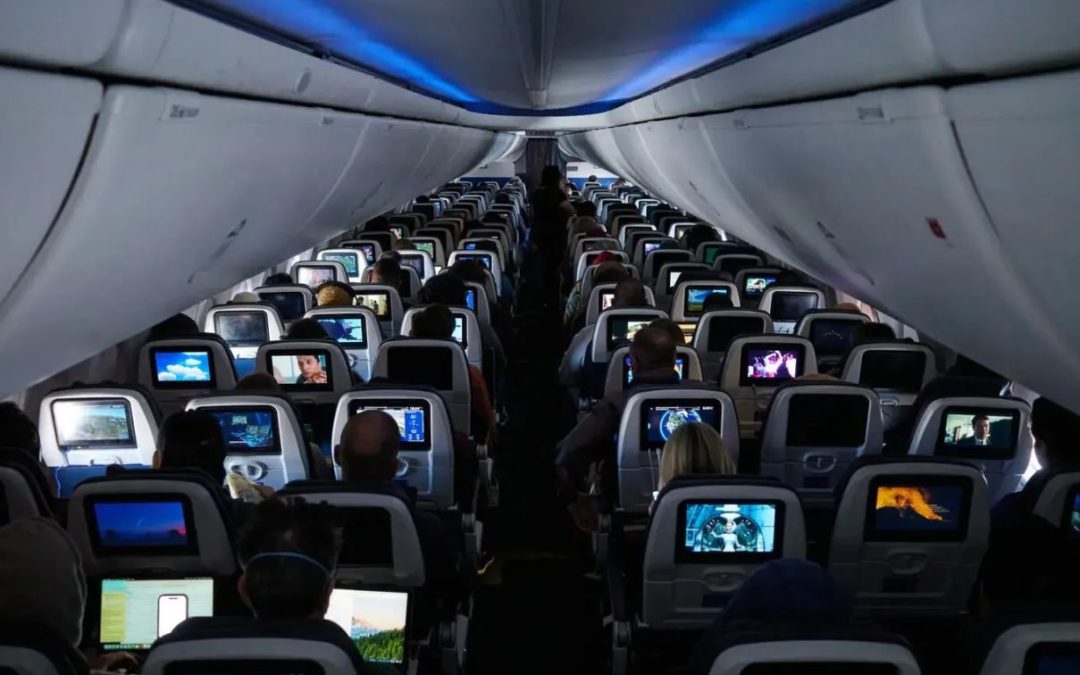 Los pasajeros de United Airlines verán publicidad y anuncios personalizados en las pantallas de los respaldos de los asientos