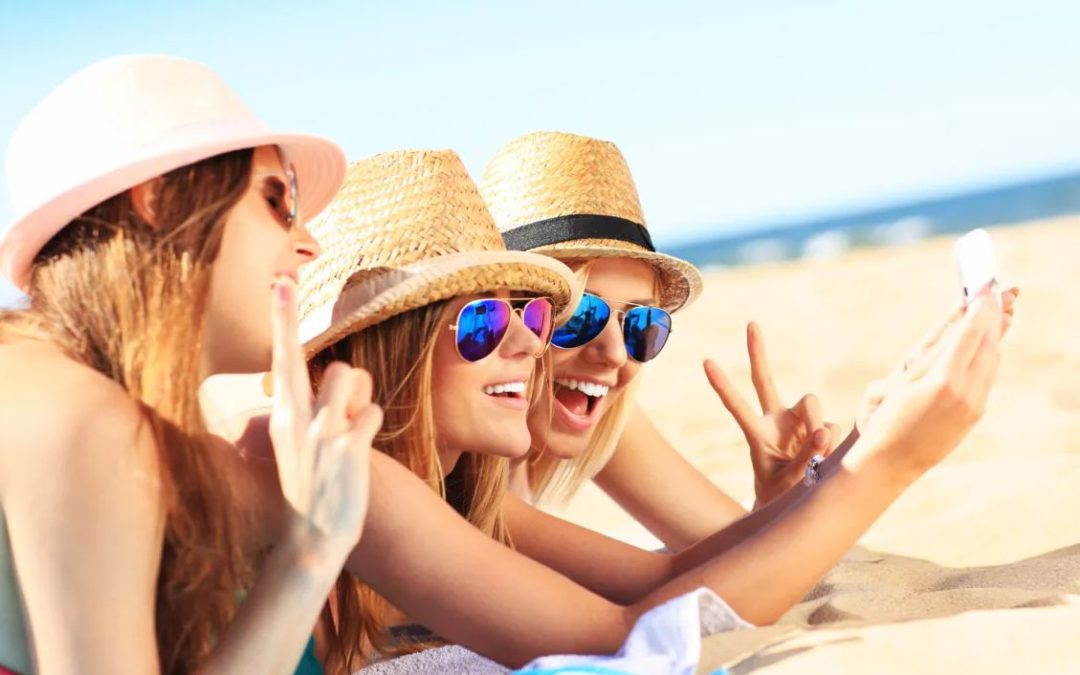 Millennials y Gen Z: cómo el hype en redes sociales transforma sus vacaciones